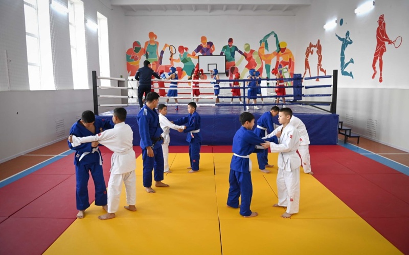 Kassym-Jomart Tokayev visits specialized military boarding school in Taraz