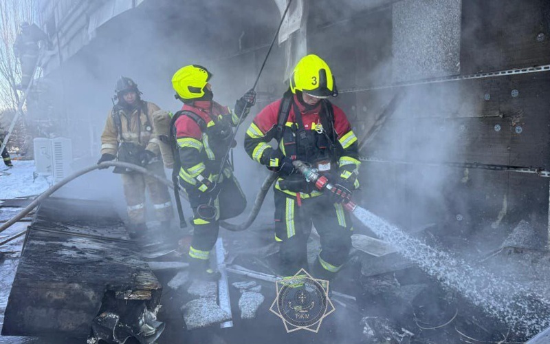 Пожар на крыше ресторана тушат в Астане по повышенному рангу