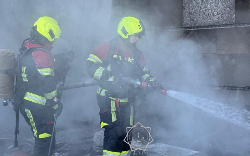 Пожар на крыше ресторана тушат в Астане по повышенному рангу