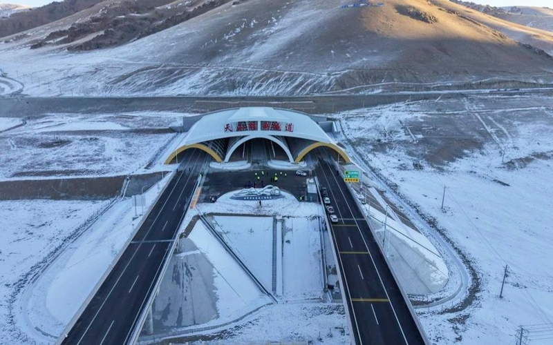 Тоннель «Тяньшань Шэнли» на скоростной автомагистрали Урумчи-Юйли в Синьцзян-Уйгурском автономном районе 