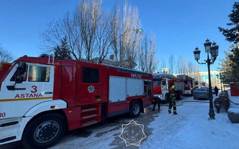 Пожар на крыше ресторана тушат в Астане по повышенному рангу
