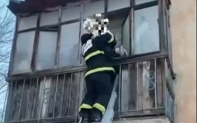 Órt sóndirýshiler órtenip jatqan úıden 17 adamdy aman alyp shyqty 