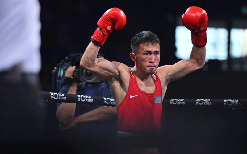 Два казахстанских боксера названы лучшими по версии World Boxing