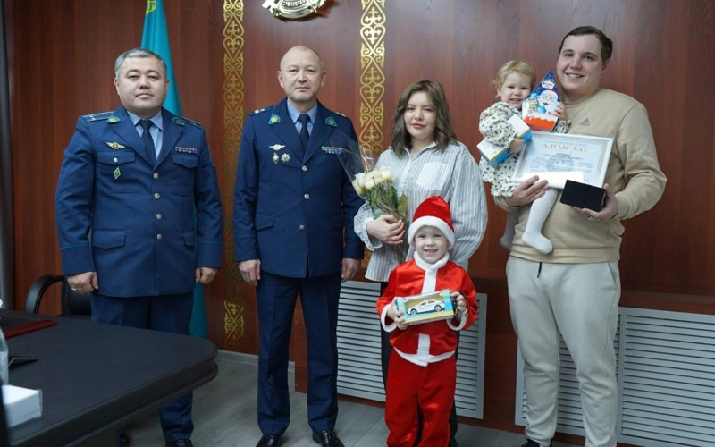 Павлодар облысында зейнеткерді алаяқтардан құтқарған такси жүргізушісі марапатталды