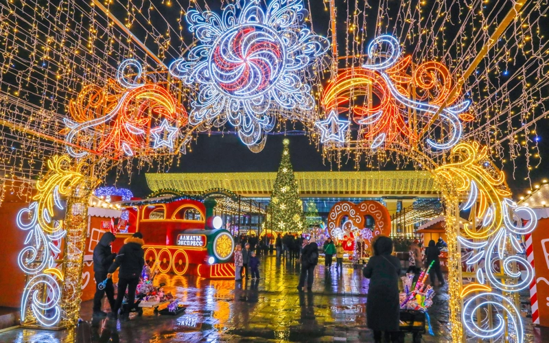 Алматы засиял огнями: ловим новогоднюю атмосферу в объектив