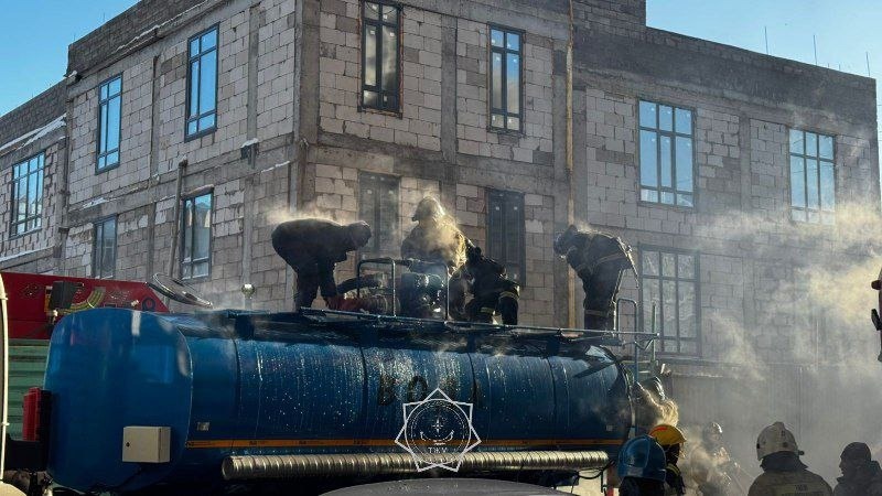 Астанада үш қабатты ғимараттан өрт шықты 