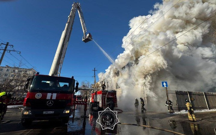 Пожар в&nbsp;Астане тушат по&nbsp;повышенному рангу