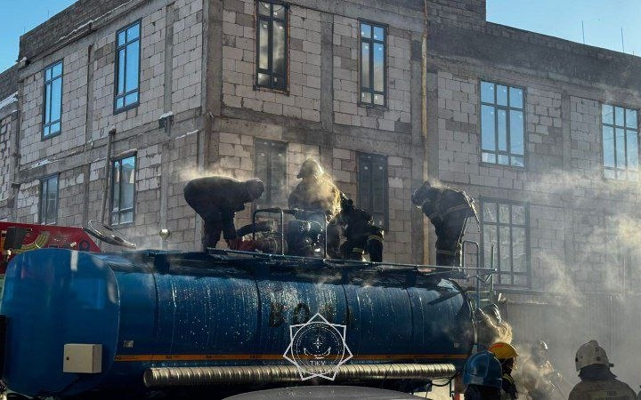 Пожар в&nbsp;Астане тушат по&nbsp;повышенному рангу