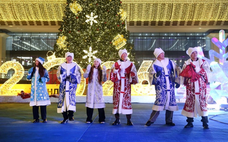 Деды Морозы вышли на старт новогоднего забега в Алматы