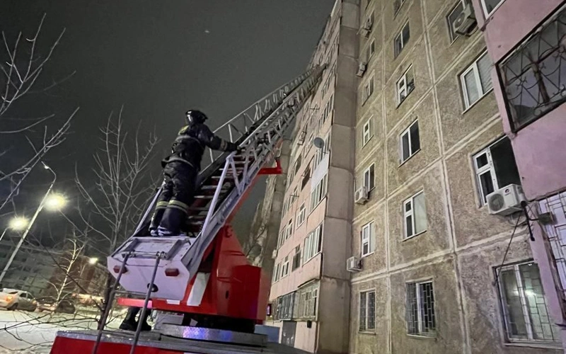 60 человек эвакуировали при пожаре в девятиэтажке в Уральске