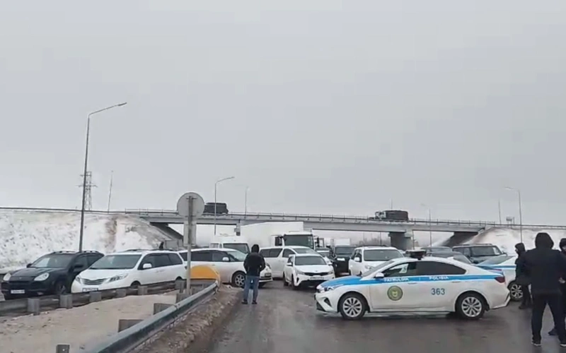 500 машин застряли между Карагандой и Темиртау: дороги закрыты
