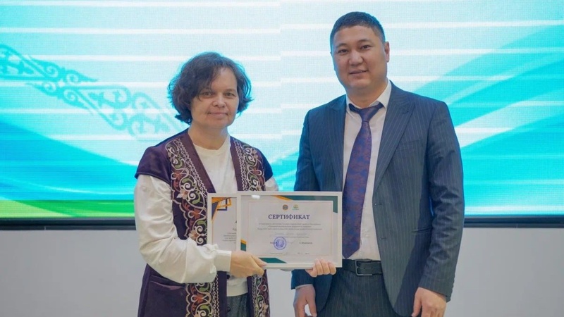 Қазақ тілі курсы тыңдаушыларына сертификат табысталды Қазақ тілі курсы тыңдаушыларына сертификат табысталды