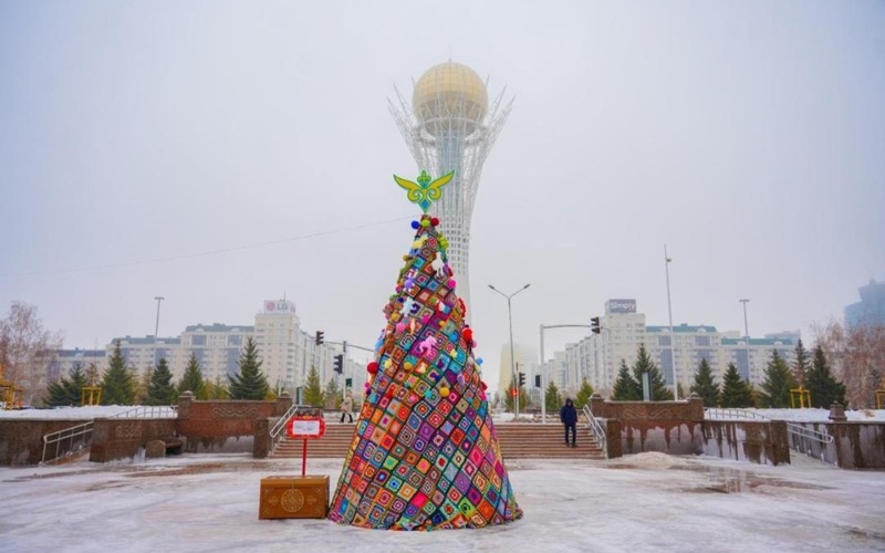 Экоелку с&nbsp;казахской символикой возвели в&nbsp;Астане