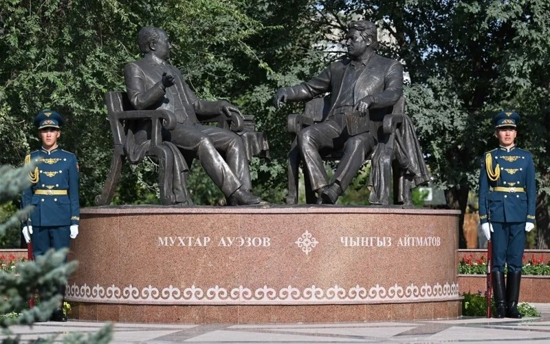 памятник, Мухтар Ауэзов и Чингиз Айтматов