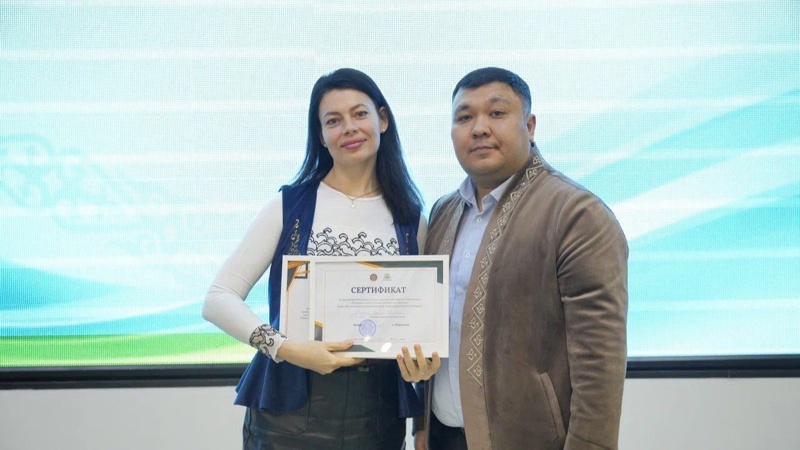Қазақ тілі курсы тыңдаушыларына сертификат табысталды Қазақ тілі курсы тыңдаушыларына сертификат табысталды
