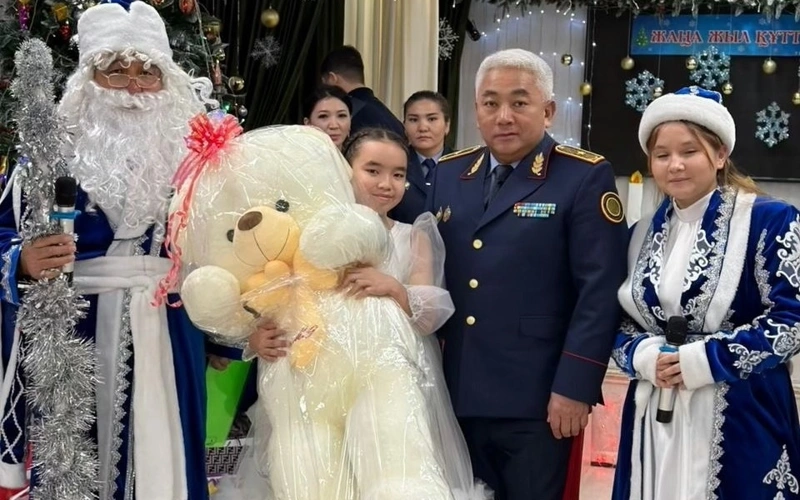 Полицейские сыграли в «Тайного Санту» 