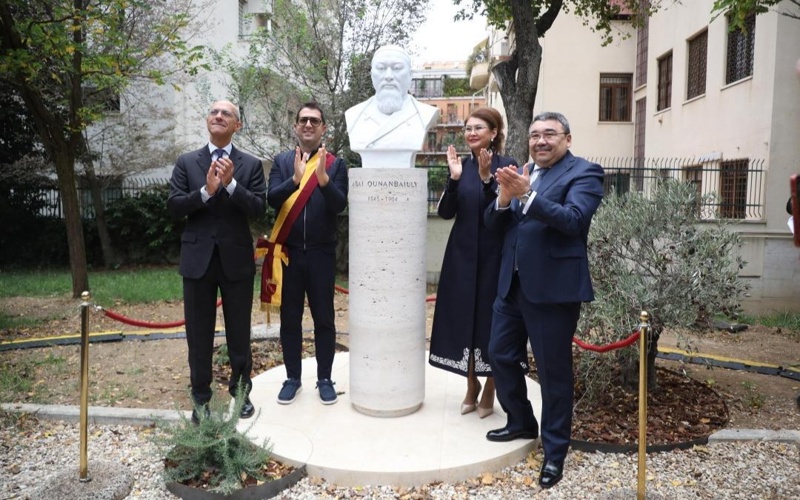 Римде Абай ескерткіші