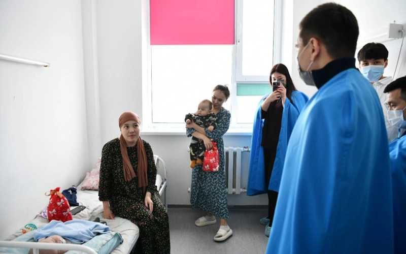 Aqtóbelik eriktiler aýrýhanada em alyp jatqan balalarǵa syı jasady