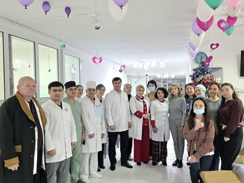 Новогодний праздник подарили казахстанцы пациентам детского онкоцентра в Таджикистане