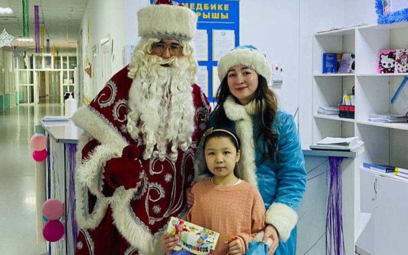 Ақтөбелік еріктілер ауруханада ем алып жатқан балаларға сый жасады