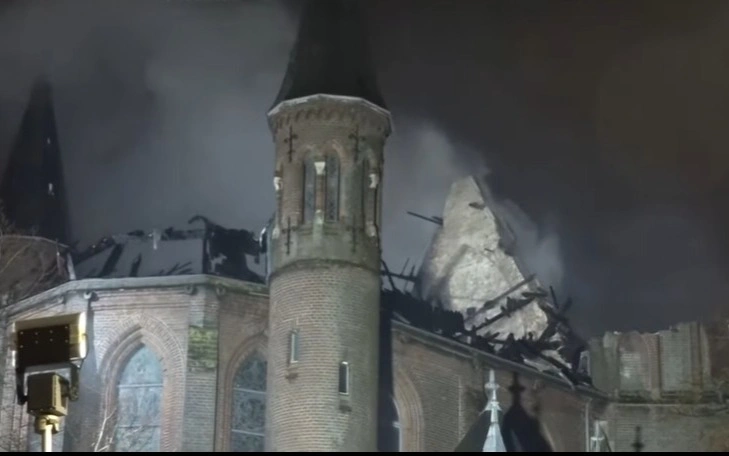 Церковь XIX века сгорела в новогоднюю ночь в Амстердаме 