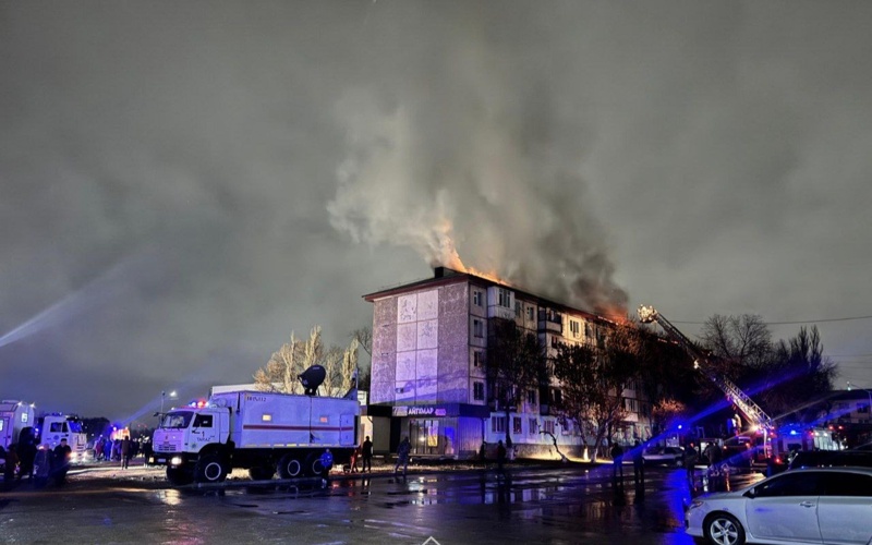  пожар, многоэтажка горит, пожар в доме, тушение пожара