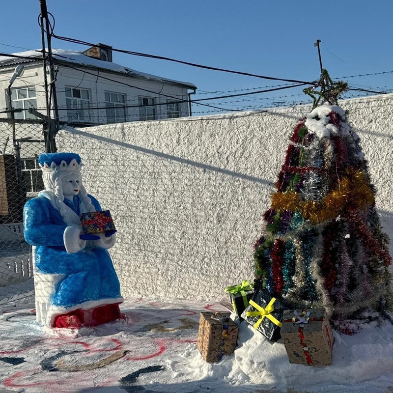 Зимний двор в новогоднюю галерею превратили осужденные в Караганде Зимний двор в новогоднюю галерею превратили осужденные в Караганде