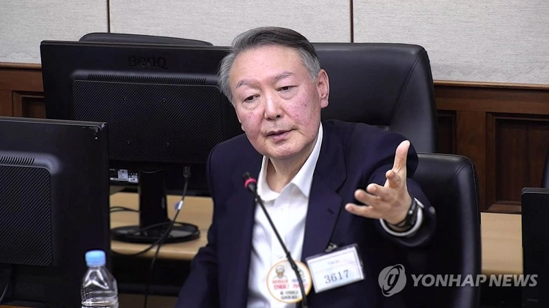 Court issues new warrant to detain ex-President Yoon for another 6 months