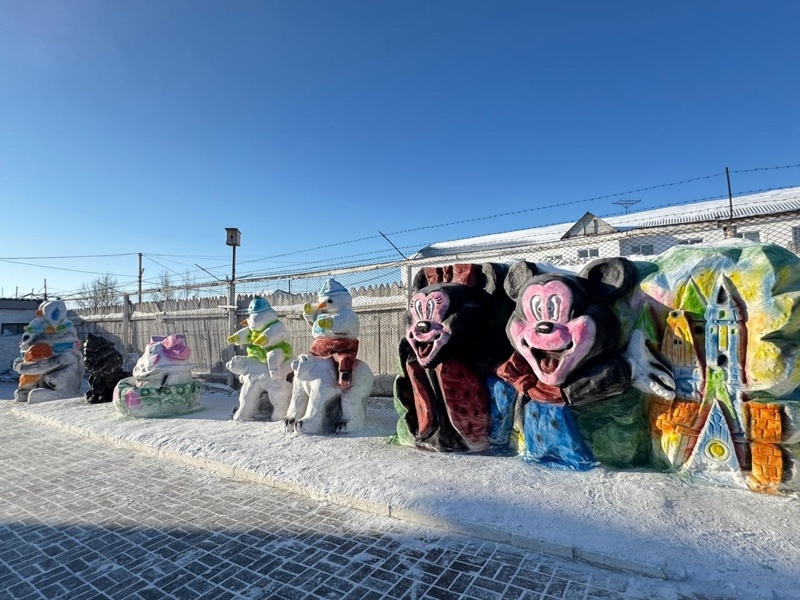 Зимний двор в новогоднюю галерею превратили осужденные в Караганде Зимний двор в новогоднюю галерею превратили осужденные в Караганде