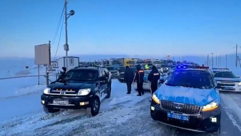 Aqtóbe polıtsııasy joldaǵy myń kólikti ilestirip júrdi