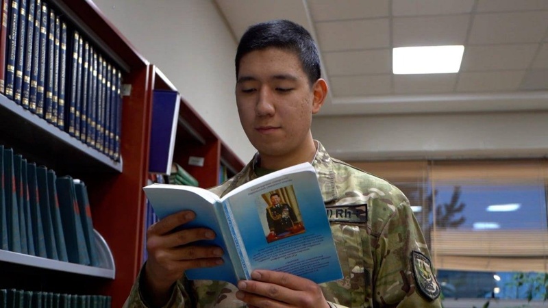 Ұлттық қорғаныс университетінде полиглот сарбаз қызмет етеді