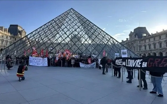 Лувр, забастовка