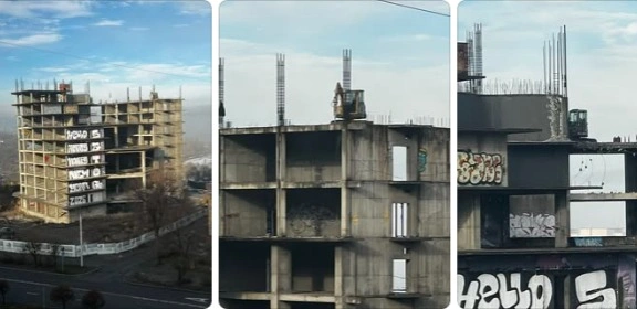 Almatyda Saıran mańyndaǵy «qańyrap turǵan» ǵımarat buzyla bastaldy 