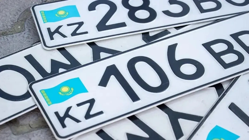 Жители Актау выстроились в длинные очереди за «красивыми» номерами