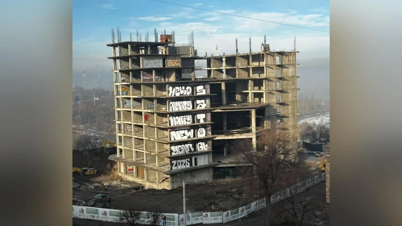 Заброшенное здание у Сайрана начали сносить в Алматы