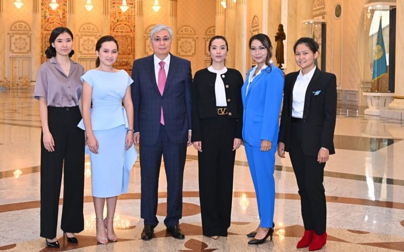 okayev with the women&rsquo;s chess team of Kazakhstan during the meeting. 