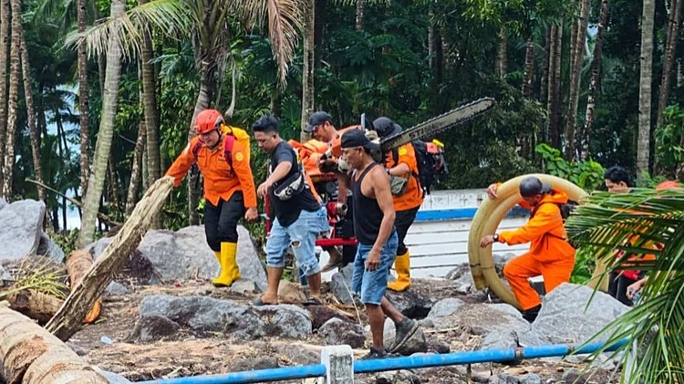 Indonezııada sý tasqynynan 16 adam qaza taýyp, 140-tan astam úıdi sý shaıyp ketti