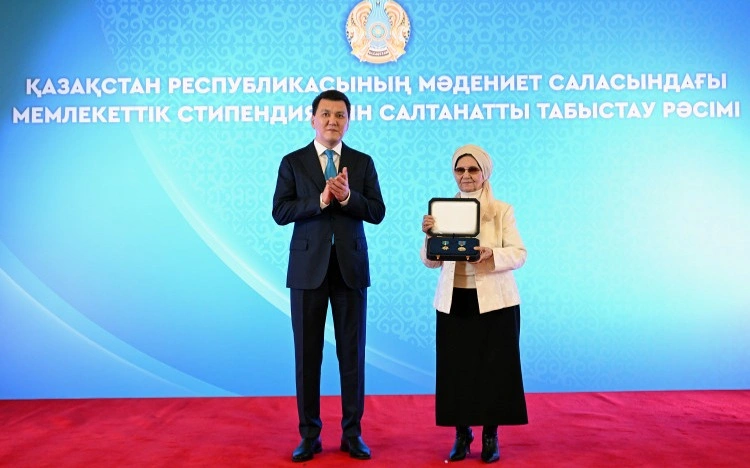 Karin presents Gold Star medal and Otan Order to relatives of legendary military commander Bauyrzhan Momyshuly 