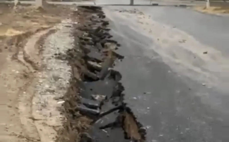 Shymkentte eki kósheniń qıylysynda asfalt opyryldy
