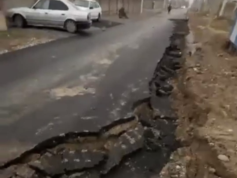 Shymkentte eki kósheniń qıylysynda asfalt opyryldy