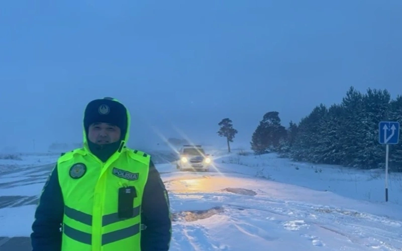 Акмолинские полицейские призывают водителей не выезжать на трассы