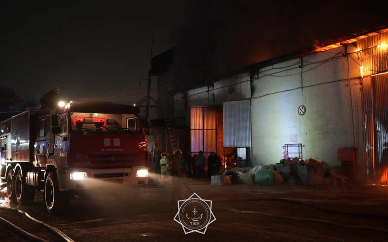 В Алматы 85 огнеборцев тушат пожар на складе