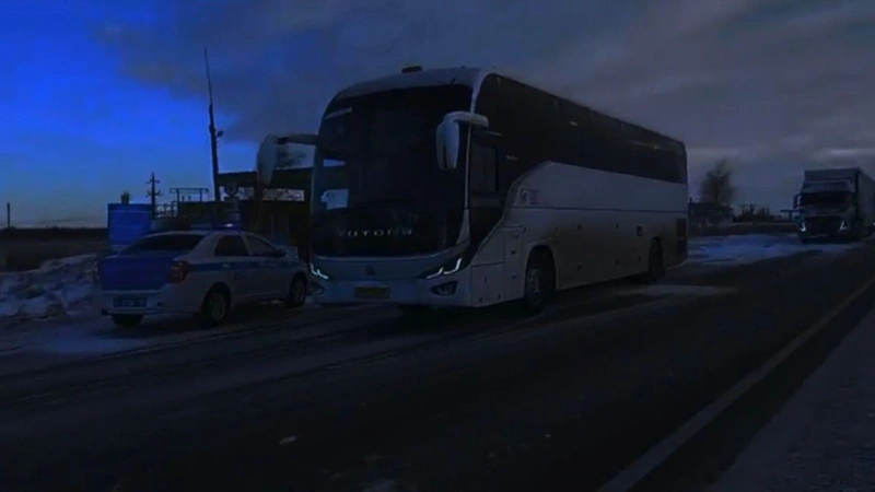 Автобус с 47 пассажирами застрял из-за бурана на трассе в Костанайской области