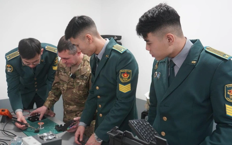 Курсанты в Казахстане создают учебные модели для изучения авиабезопасности и связи
