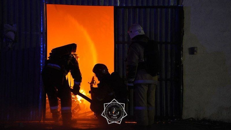 В Алматы 85 огнеборцев тушат пожар на складе