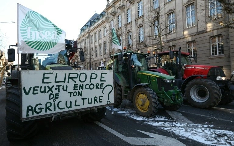 Французские фермеры тракторами заблокировали центр Парижа