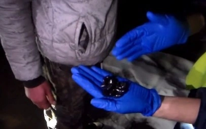 Иностранца подозревают в распространении наркотиков в Алматы