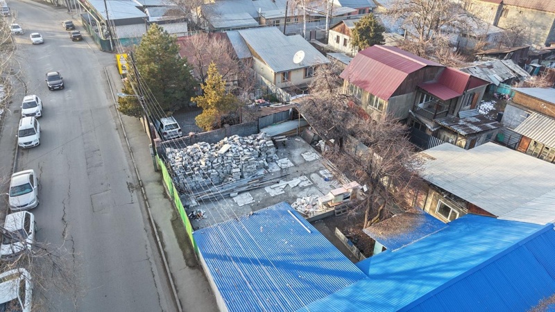 Алматыда заңсыз салынған тағы бір ғимарат бұзылды Алматыда заңсыз салынған тағы бір ғимарат бұзылды