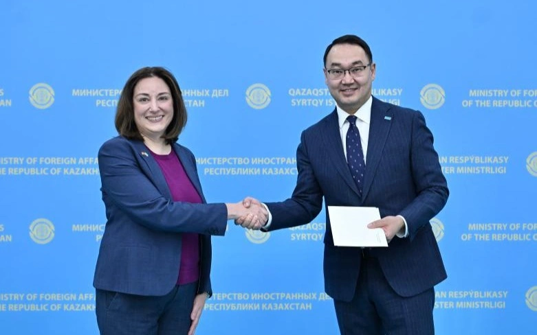 AQSh-tyń Qazaqstandaǵy Elshisi senim gramotalarynyń kóshirmesin tabystady