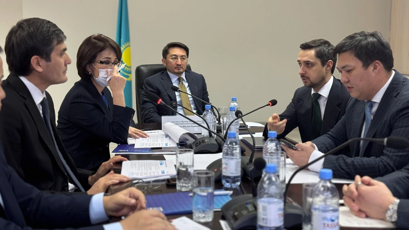Elimizde densaýlyq saqtaý júıesin jetildirýge arnalǵan keshendi sharalar qabyldanady